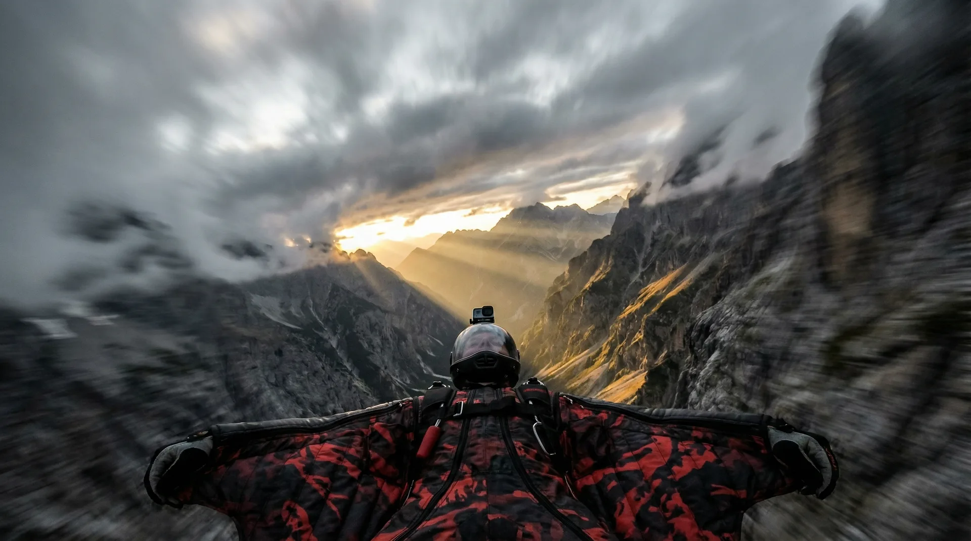 翼装飞行穿越山谷 - 狠狠撸 独家视角